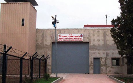 سێ ئەفسەر لە دوورگەی ئیمرالی دەستگیرکران