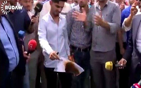 VİDEO/ERBİL – Üniversite birincisi diploma yaktı