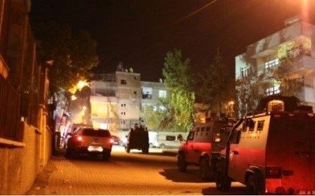 Bi roketan êrişî lojmanên polîsan kirin