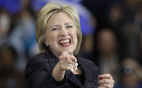 كلينتون تعاني من "التهاب رئوي"