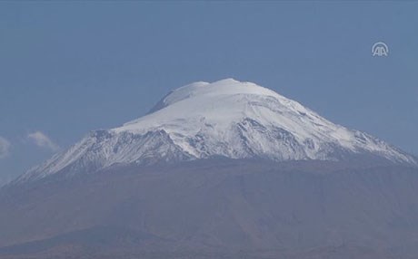 بەڤیدیۆ؛ یه‌كه‌م به‌فری ئه‌مساڵ له‌ چیای ئاگری باكووری كوردستان باری