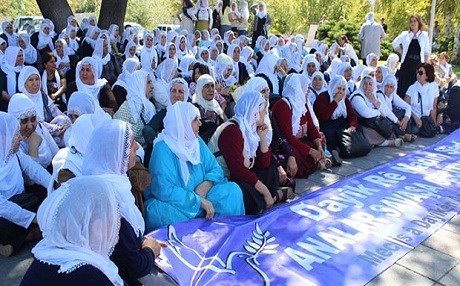 Dayîkên Aştiyê li hemberi êşkenceya gerîlayê bertek nîşandan