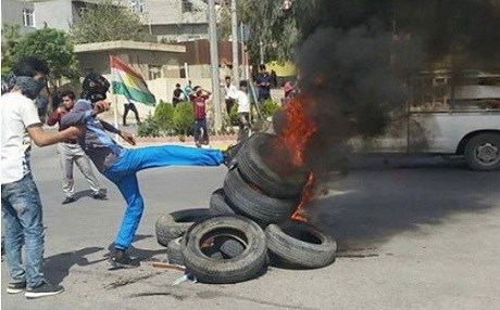 VİDEO - Lastik yakıp yol kapattılar