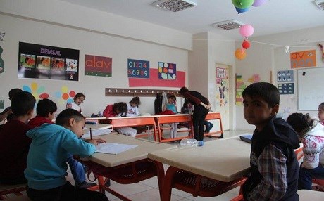 Parêzgeriya Amedê dibistana kurdî girt