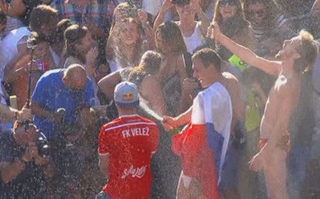 نمایشی یاریزانان لە خۆهەڵدانە نێو ئاو لە بۆسنە بەڕێوەچوو