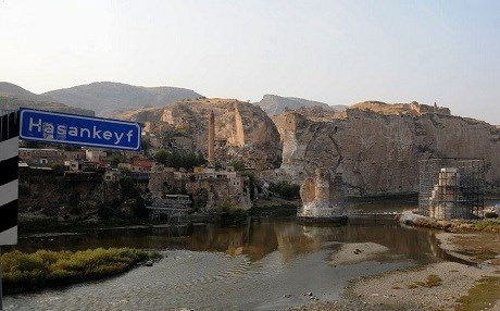 HASANKEYF - Türbeye ‘Hollanda yöntemli’ taşıma