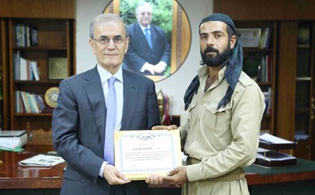 محافظ كركوك يكرم صاحب سيارة الـ(BMW) الذي نقل عشرات الجرحى في احداث كركوك