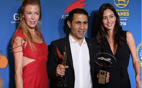 هۆڵیوود هەڵکەوت مستەفا خەڵات دەکات