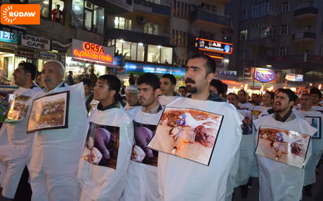 Ji bo Helebceyê li Amedê kefen li xwe kirin û mûm vêxistin