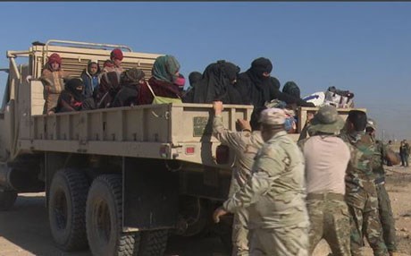 Keç û jin, zarok û ciwan ji rêya mirinê re derbas dibin