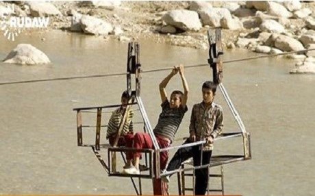 Loristan: Ji ber nebûna  pirê xwe bi têlê ve digirin lewma tiliyên bi dehan kesan qut bûne