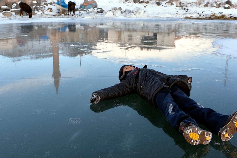 FOTO - Buz tutan göl üzerinde çay keyfi