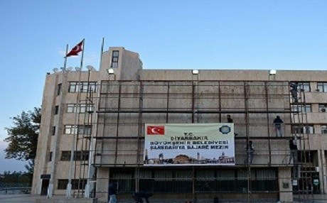 Amed yerine Türk bayrağı