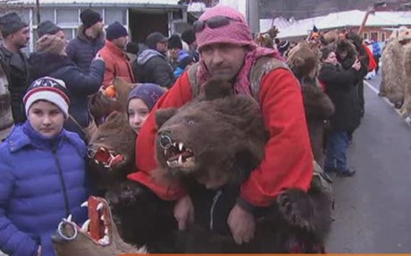 لە رۆمانیا بۆ پێشوازیکردن لە سەری ساڵ پێستی ورچ لەبەردەکەن