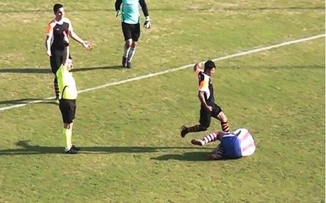 Tekme atan futbolcuya hapis cezası!