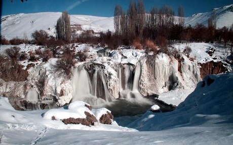 Van’da şelale dondu