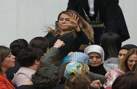 Tirkiye - Parlamenterên jin bi hev ketin: Parlamentera kurd rakirin nexweşxaneyê