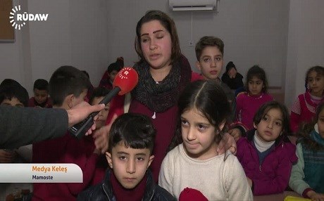 Perwerdê zarokên koçber li Tirkiyê cihê nîqaşê ye