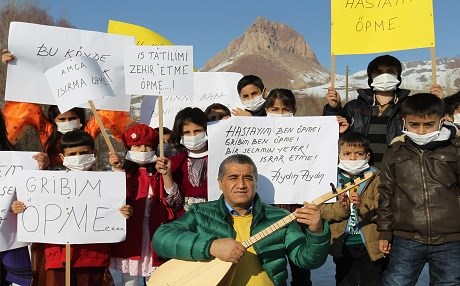Gribe türkü yaktı: Öpme!