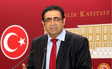 Parlamenterê HDPê Îdris Baluken hat berdan