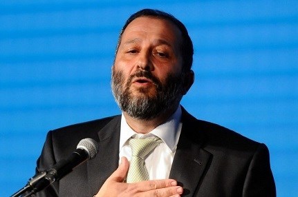 Wezîrekî îsraîlî ji bo ku bigrî pîvaz bi kar anî