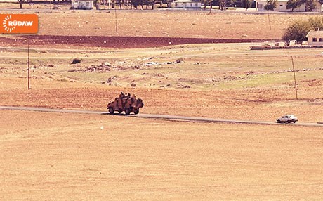 ROJAVA – Leşkerên tirk li ser sînor 2 kes birîndar kirin