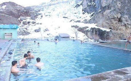 VİDEO - Eksi 15 derecede kaplıca keyfi