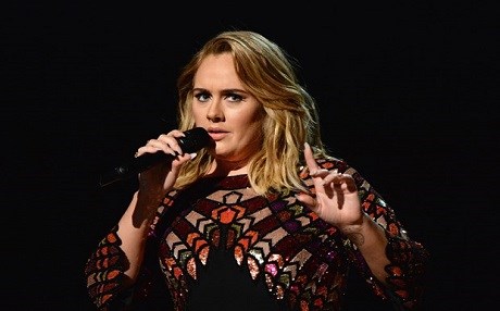 Adele: Twitter'a girmem yasak