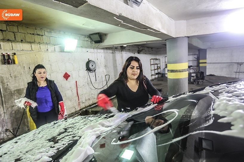 سێ خانم لە شوشتنگەیەکی ئۆتۆمبێلدا کاردەکەن‎