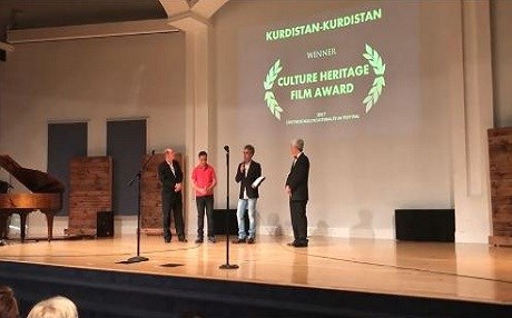 Derhênerê Kurd xelata fîlma xwe bo Kemal Kurkut diyarî kir