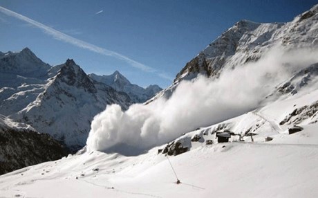 Van-Bahçesaray yoluna çığ düştü