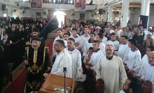 المسيحيون المصريون توافدوا إلى الكنائس لأداء صلوات "الجمعة العظيمة"
