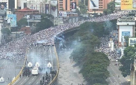 Venezuela'da tansiyon düşmüyor: 3 ölü!