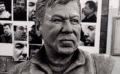 Peykerê nivîskar Bextiyar Elî tê çêkirin