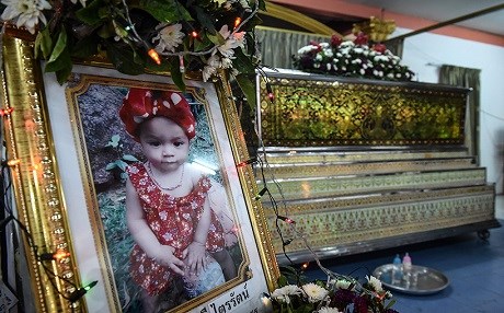 Bavekî di weşana zindî de keça xwe kuşt!