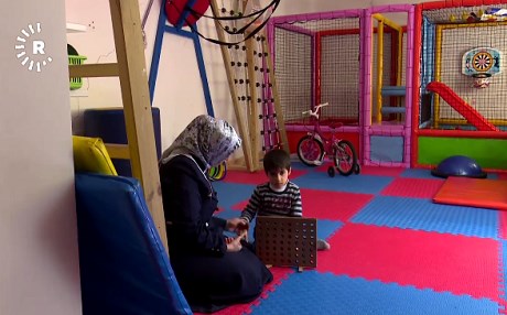 AMED – Tîma pispor zarokên otîstîk bi profesyonelî perwerde dike