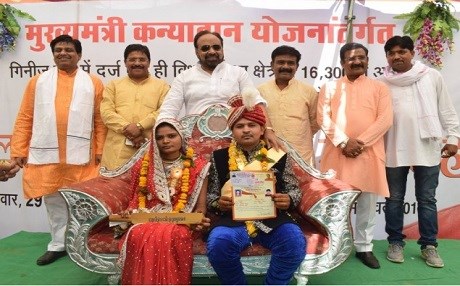 Düğünde gelinlere sopa verildi