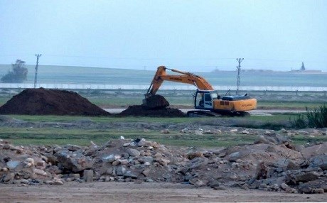 Türkiye mevzi, YPG hendek kazıyor