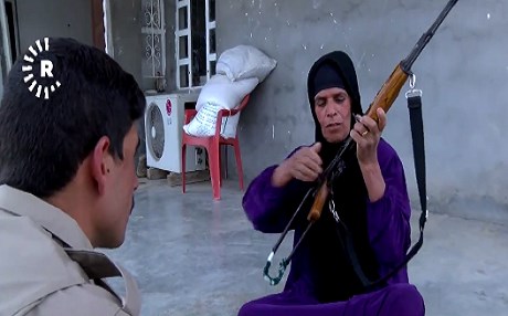 Jin û zarokên ereb li dijî DAIŞê çek hilgirtine