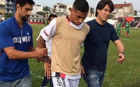 Maçta futbolcuya kelepçe