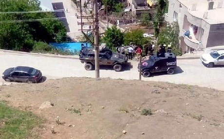 Polis aracı devrildi: 2 yaralı