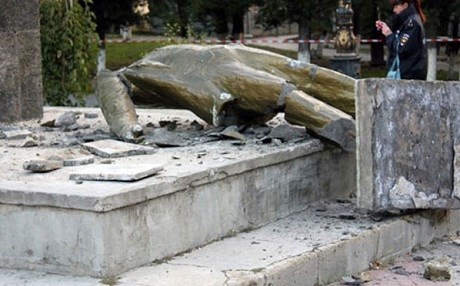Son Lenin anıtı da yıkıldı