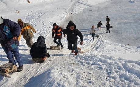 Zarok xwe li ser Çemê Muradê dişimitînin