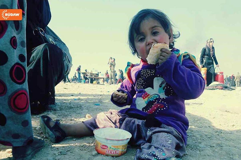 FOTO/MUSUL - Bir lokma ekmek bekleyen çocuklar