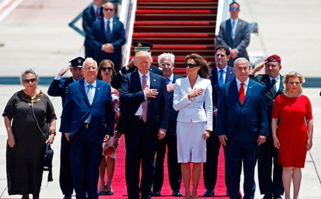 بەڤیدیۆ؛ پەرلەمانتارێکی ئیسرائیل "بەزۆر" سێڵفی لەگەڵ ترەمپ دەگرێت