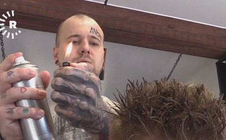 سەرتاشێک بە سووتاندن ستایلی نوێ بۆ قژی خەڵک دادەنێت