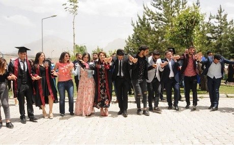 Hakkari’de halaylı mezuniyet