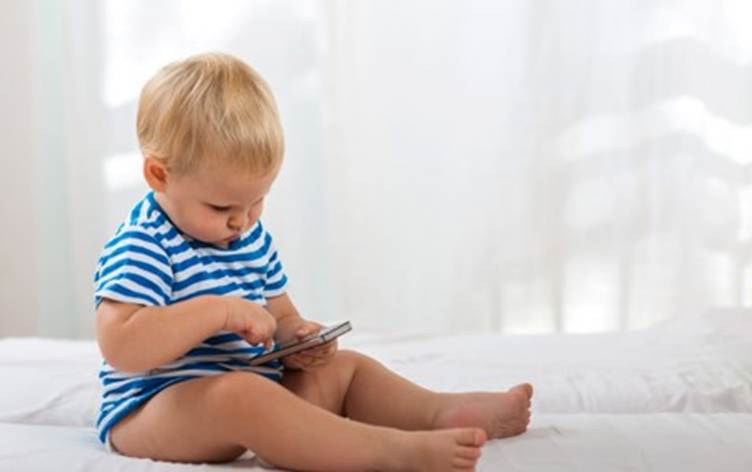 طفل يلعب بالموبايل - الصورة تعبيرية