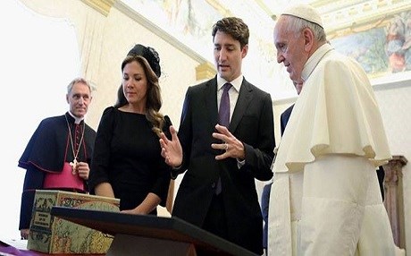Trudeau'dan Papa'ya: Gel ve özür dile