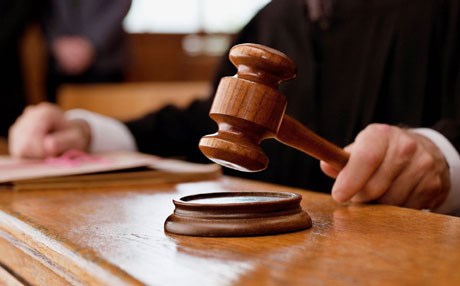 پزیشکێکی بەریتانی مەمکی 10 خانم دەبڕێ